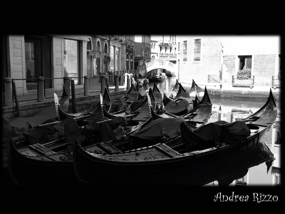 @gondole black and white