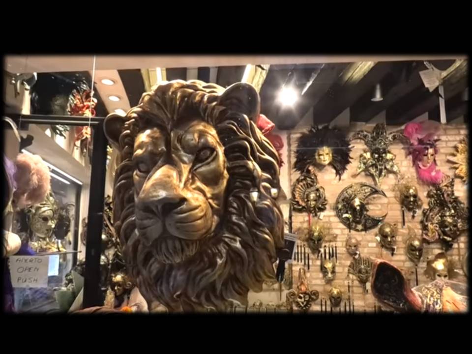 @león en tienda de máscaras